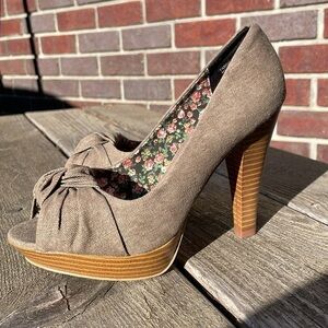 NWOT | GOSSIP |Textured Fabric Upper| Twisted Knot Peep Toe|Platform Heel|Size 6